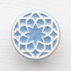 błękitny nakrapiany